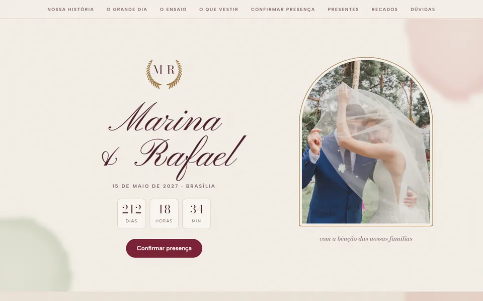 Site de casamento com brasão, nomes em caligrafia e foto dos noivos em arco